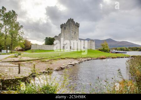 Burgruine im Killarney Nationalpark in Irland im Sommer Stockfoto