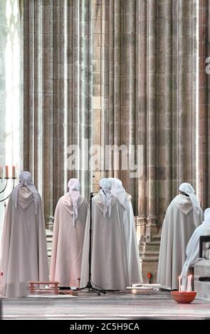 Ordensschwestern im Dienst, Mont-Saint-Michel, Normandie, Frankreich Stockfoto