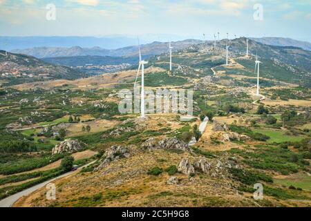 Windpark Serra do Caramulo in Portugal, von der Spitze des Caramulinho bei Sonnenuntergang gesehen. Stockfoto