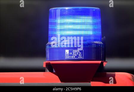 Dresden, Deutschland. Juni 2020. Bei einem Löschangriff an einem Einsatzfahrzeug blinkt eine Rundumleuchte. Quelle: Robert Michael/dpa-Zentralbild/dpa/Alamy Live News Stockfoto