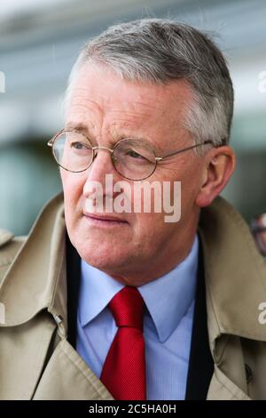 Die Labour-Abgeordnete und Schattenaußenministerin Hilary Benn auf den Straßen seines Wahlkreises in Leeds, die sich für die Labour-PARTEI IN Großbritannien und für den Verbleib einsetzen Stockfoto