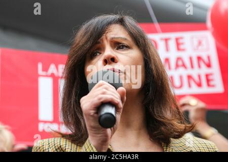 Die Abgeordnete der Labour-Partei für Don Valley, Caroline Flint, wirbt während der Kampagne für ein Referendum in Doncaster, South Yorkshire, für den Verbleib Großbritanniens in der EU. Stockfoto