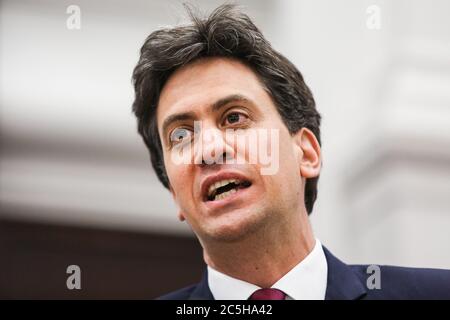 Der ehemalige Labour-Vorsitzende und Abgeordnete von Doncaster Ed Miliband bei einem Treffen in Sheffield, South Yorkshire, um den Klimawandel und Großbritannien in Europa zu diskutieren. Stockfoto