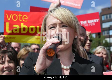 Labour's Schatten-Geschäftsführerin Rebecca Long-Baily spricht nach dem Start des Parteigenerals bei einer Kundgebung in Salford mit Unterstützern und Medien Stockfoto