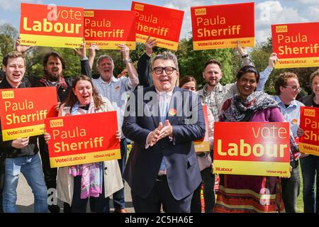 Der stellvertretende Gewerkschaftsführer Tom Watson auf dem Wahlkampfweg in Dewsbury, West Yorkshire, um die sitzende Abgeordnete Paula Sherriff während der 2017. General Electi zu unterstützen Stockfoto