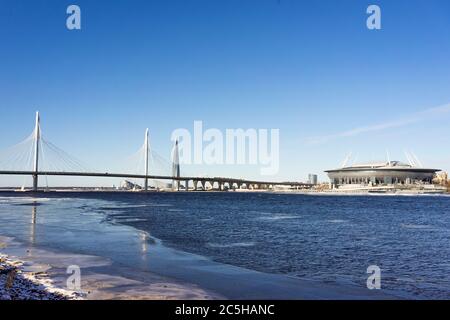 Sankt-Petersburg, Russland - 29. Februar 2019: Stadion Gazprom Arena - Zenith Arena auf der Insel Krestowski in Sankt Petersburg am sonnigen Winter d Stockfoto