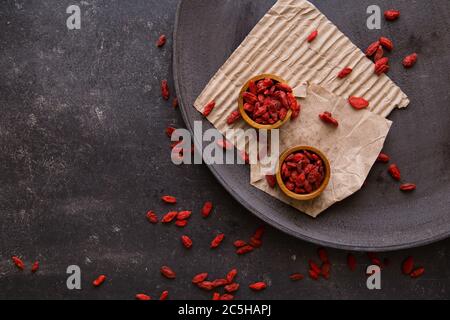 Getrocknete Goji-Beeren auf dunklem Hintergrund, Draufsicht Stockfoto