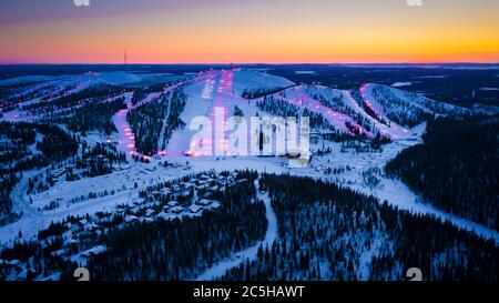 Ruka Skigebiet Pisten. Ruka, Finnland, Luftaufnahme Waldberge mit Skigebiet Stockfoto