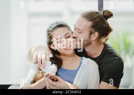 Ehemann küssen schwangere Frau Frau umarmt zusammen mit Liebe zeigt die Wärme der paar Liebhaber neue Familie Stockfoto