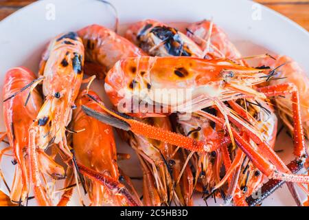 Gegrillte Riesengarnelen Garnelen bbq Food-Menü beliebte Straße Meeresfrüchte in Thailand. Stockfoto
