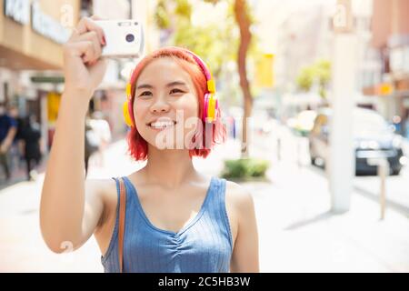 Asiatische Mädchen teen glücklich Lächeln mit Kamera reisen nehmen Sie ein Foto rund um die Stadt im Freien Sommersaison Stockfoto