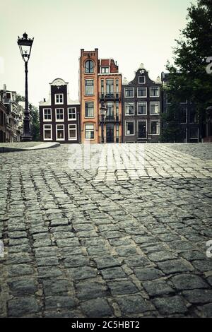 Straßenszene mit traditioneller Architektur, Amsterdam. Gefiltert, um wie ein veraltertes Sofortfoto zu aussehen. Stockfoto