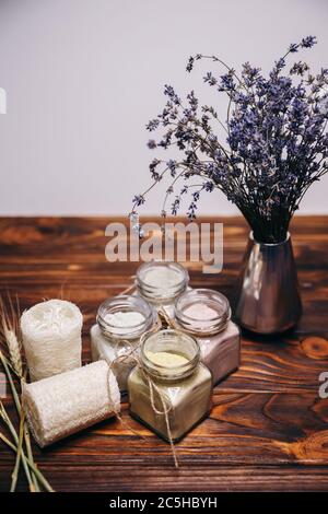 Natürliche Ubtan ayurveda und Loofah in Spa für saubere Haut verwendet Stockfoto