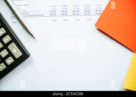 Finanzielle Berechnung Zahlen Diagramm mit Stift, Rechner und Post it Notes. Selektiver Fokus Stockfoto