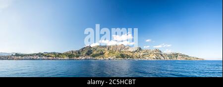 Hochauflösende Panoramabild der wunderschönen Bucht von Giardini Naxos mit Bergen im Hintergrund bei Taormina, auf Sizilien, Italien Stockfoto