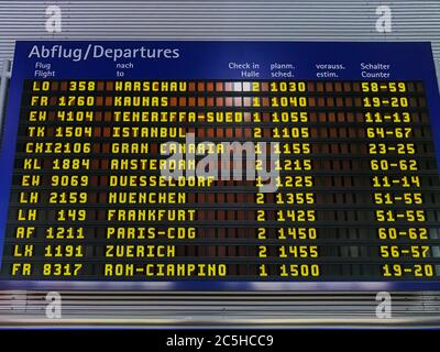 Abflug vom Flughafen mit vielen Flügen vorbereitet während des Tages zu mehr europäischen Destinationen und verschiedenen Unternehmen. Stockfoto