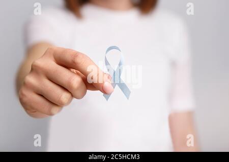 Nationaler Monat Zur Verhinderung Von Kindesmissbrauch. Hellblaues Band mit Helligkeiten Stockfoto