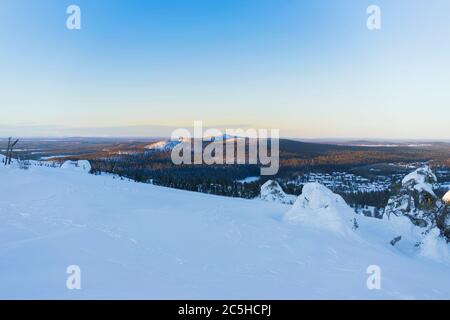 Ruka Skigebiet Pisten. Ruka, Finnland, Luftaufnahme Waldberge mit Skigebiet Stockfoto