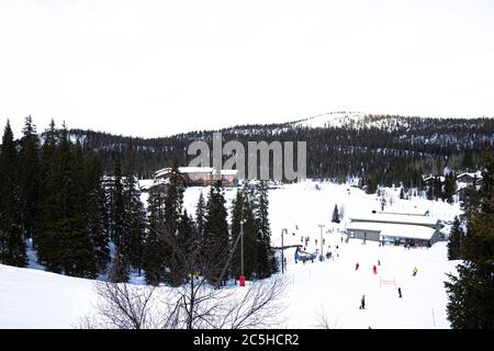 Kuusamo, Finnland - März 26 2020: Talstation der neuen Gondelbahn im Dorf Ruka, Finnland, Kuusamo. Stockfoto