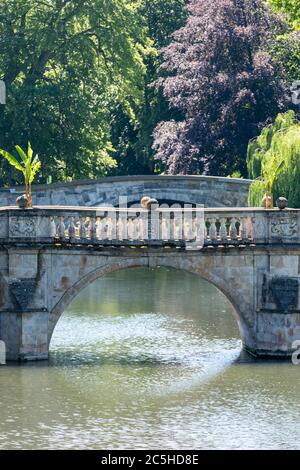 Clare College Brücke Ovet der River Cam auf der Rückseite Teil der Cambridge University Gärten Cambridge UK im Sommer mit einem leeren Fluss Stockfoto