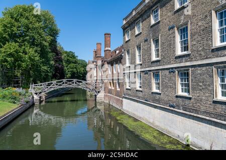 Die mathematische Brücke über den Fluss Cam am Queens College Cambridge University Cambridge UK im Sommer Stockfoto