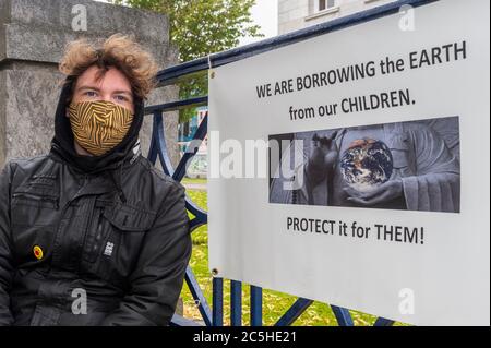 Cork, Irland. Juli 2020. Die Freitage für zukünftige Klimaproteste sind nach der Covid-19-Sperre wieder aufgenommen worden. Aktivisten protestieren jeden Freitag in einem Schulstreik für Klima. Am frühen Morgen protestierte Darragh Cotter aus Mayfield. Quelle: AG News/Alamy Live News Stockfoto