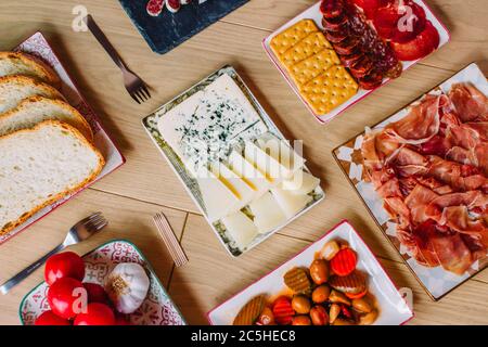 Spanische Küche moderne Flatlay Zusammensetzung. Verschiedene kalte Tapas Stockfoto