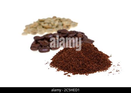 Kaffee von rohen grünen Bohnen über geröstete Bohnen bis hin zu gemahlenem Kaffee. Isoliert auf weißem Hintergrund Stockfoto