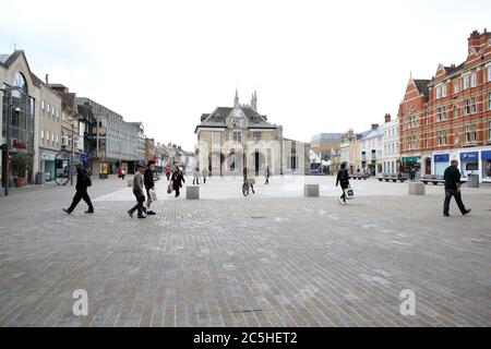 Peterborough, Großbritannien. Juli 2020. Tag einhundert und zwei der Lockdown und Peterborough's Cathedral Square ist ziemlich voll, da die Stadt als ein anderer Ort für eine mögliche lokale Lockdown benannt wurde, wenn COVID-19 Fälle zunehmen. Kredit: Paul Marriott/Alamy Live Nachrichten Stockfoto
