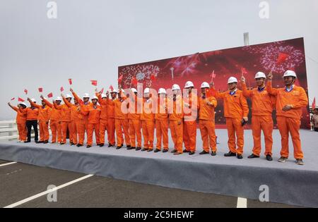 3. Juli 2020, Szuhou, Szuhou, China: CHINA-die Shanghai-Suzhou-Nantong Yangtze-Brücke wurde am 1. Juli 2020 für den Verkehr geöffnet. Die Brücke ist 11.07 Kilometer lang und 5,827 Meter lang, beginnend von Nantong im Norden bis Zhangjiagang im Süden. Die Hauptkanalbrücke ist hauptsächlich eine Stahltraversen-Kabelbrücke mit einer Spannweite von 1092 Metern, während die spezielle Kanalbrücke des Tiansheng Port hauptsächlich eine Stahltraversen-Bogenbrücke mit einer Spannweite von 336 Metern ist, Und der Rest der Flussspannweite besteht aus einer 121 Meter langen, einfach unterstützten Stahltrassebrücke mit 26 Löchern. Das untere p Stockfoto