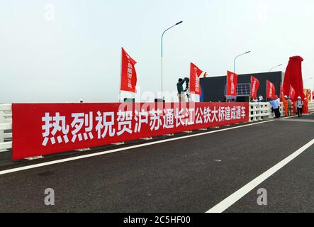 3. Juli 2020, Szuhou, Szuhou, China: CHINA-die Shanghai-Suzhou-Nantong Yangtze-Brücke wurde am 1. Juli 2020 für den Verkehr geöffnet. Die Brücke ist 11.07 Kilometer lang und 5,827 Meter lang, beginnend von Nantong im Norden bis Zhangjiagang im Süden. Die Hauptkanalbrücke ist hauptsächlich eine Stahltraversen-Kabelbrücke mit einer Spannweite von 1092 Metern, während die spezielle Kanalbrücke des Tiansheng Port hauptsächlich eine Stahltraversen-Bogenbrücke mit einer Spannweite von 336 Metern ist, Und der Rest der Flussspannweite besteht aus einer 121 Meter langen, einfach unterstützten Stahltrassebrücke mit 26 Löchern. Das untere p Stockfoto