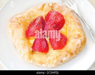 Gebäck mit Erdbeeren, frisch und lecker, Nahaufnahme mit selektivem Fokus Stockfoto