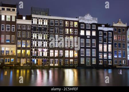 Historische Gebäude des alten Amsterdam bei Nacht. Stockfoto