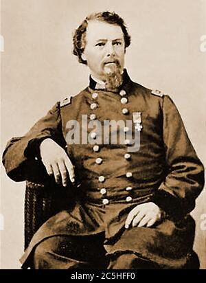 Ein fotografisches Porträt von Major General Horatio G Wright aus dem Jahr 1865. Horatio Gouverneur Wright ( 1820 – 1899) war Ingenieur und General in der Union Army während des amerikanischen Bürgerkriegs. Wright war für den Bau der Befestigungsanlagen rund um Washington DC verantwortlich und befahl den ersten Truppen, die konföderierten Verteidigungsanlagen in Petersburg in der Overland-Kampagne zu durchbrechen. Er trug auch zum Bau der Brooklyn Bridge, des Washington Monument, bei und wurde Leiter der Ingenieure des U.S. Army Corps of Engineers. Stockfoto