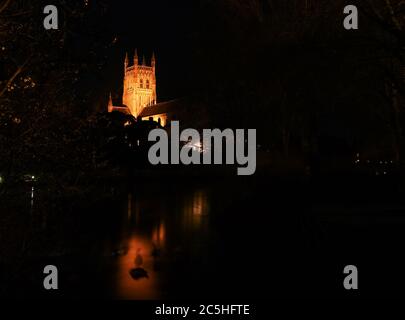 Ein Nachtfoto der Worcester Kathedrale am Ufer des Flusses Severn Stockfoto