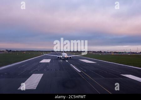 **SCHNITT VOM OKTOBER 2017** Dublin, Irland. 23. Oktober 2017. Im Bild: Ryanair Boeing 737-800 während der Taxifahrt zum Start am frühen Morgen am Dublin International Airport. Ryanair nimmt den Flugplan nach dem Aufhetzen des Fluggeschäfts inmitten der Krise des Coronavirus (COVID19) wieder auf. Quelle: Colin Fisher/Alamy Live News. Stockfoto