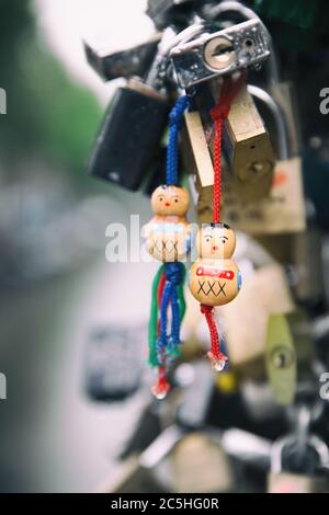 Liebe schließt im Regen mit traditionellen hölzernen Symbolen von Amsterdam, gefiltert, um wie ein Instagram-Stil Foto aussehen. Stockfoto