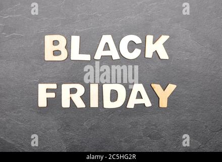 Begriff aus Holzbuchstaben auf Schieferplatten Stockfoto