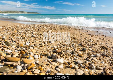 Schöner felsiger Strand mit türkisfarbenem Meer im Hintergrund Stockfoto