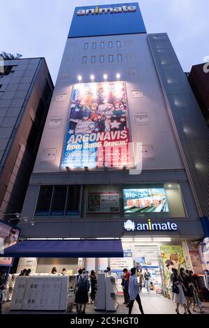 Ikebukuro, Japan- 14. Juni 2020: Die Leute versammeln sich in einem Anime-Laden in Ikebukuro. Stockfoto