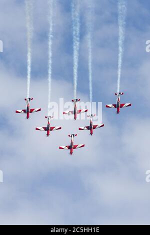 Royal Australian Air Force (RAAF) Roulettes Formation Kunstflug Display Team Durchführung einer Luftaufnahme in Pilatus PC-9A Trainer Flugzeug. Stockfoto