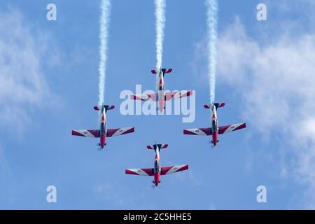 Royal Australian Air Force (RAAF) Roulettes Formation Kunstflug Display Team Durchführung einer Luftaufnahme in Pilatus PC-9A Trainer Flugzeug. Stockfoto