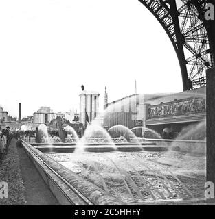 Blick auf die Expo 1937 (Weltausstellung) in Paris, Frankreich – hier von unten nach Norden. Hinter den Brunnen rechts befindet sich der Pavillon für Kino und Fotografie, dahinter der bescheidene belgische Pavillon. Jenseits der seine in den "Etrangeres" des Geländes befindet sich der deutsche Pavillon. Hitlers Architekt Albert Speer entwarf den deutschen Pavillon. Speers Pavillon wurde von dem hohen Turm gekrönt mit den Symbolen des Nazi-Staates, dem Adler und dem Hakenkreuz. Stockfoto