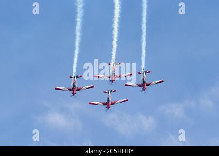 Royal Australian Air Force (RAAF) Roulettes Formation Kunstflug Display Team Durchführung einer Luftaufnahme in Pilatus PC-9A Trainer Flugzeug. Stockfoto