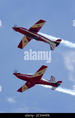 Royal Australian Air Force (RAAF) Roulettes Formation Kunstflug Display Team Durchführung einer Luftaufnahme in Pilatus PC-9A Trainer Flugzeug. Stockfoto