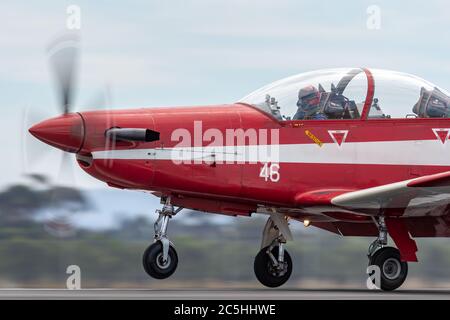 Pilatus PC-9 ein Trainer Flugzeuge ein 23-046 von der Royal Australian Air Force (RAAF) Roulette Bildung aerobatic Display Team. Stockfoto