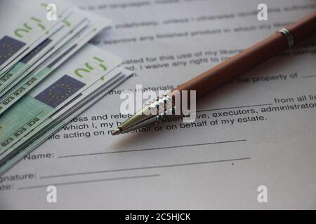 Stift und Banknoten nach Vereinbarung. Profitables Geschäftsvertragskonzept Stockfoto