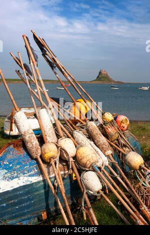 Das Schloss und der Hafen von The Common, Lindisfarne, Holy Island, Northumberland, England, Großbritannien Stockfoto