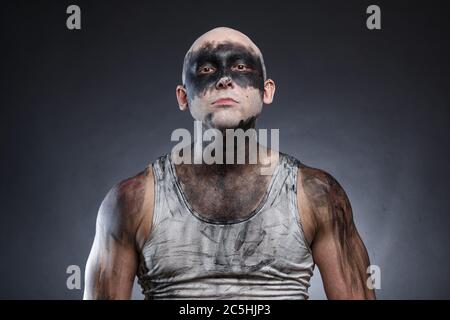 Bild von kahlen schmutzigen Mann auf grauem Hintergrund Stockfoto