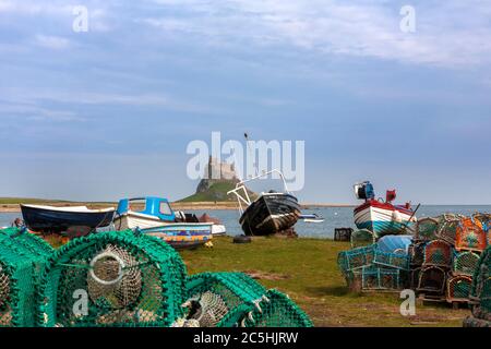 Das Schloss und der Hafen von The Common, Lindisfarne, Holy Island, Northumberland, England, Großbritannien Stockfoto